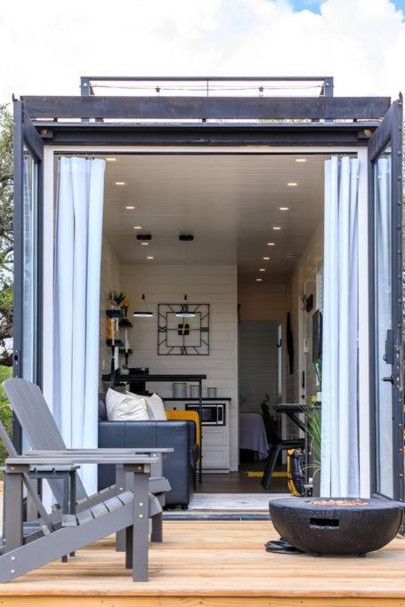 New The Yellow Beacon-Luxury Shipping Container 弗雷德里克斯堡 外观 照片