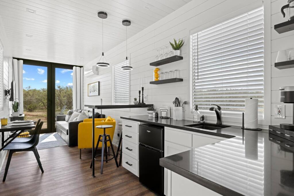 New The Yellow Beacon-Luxury Shipping Container 弗雷德里克斯堡 外观 照片