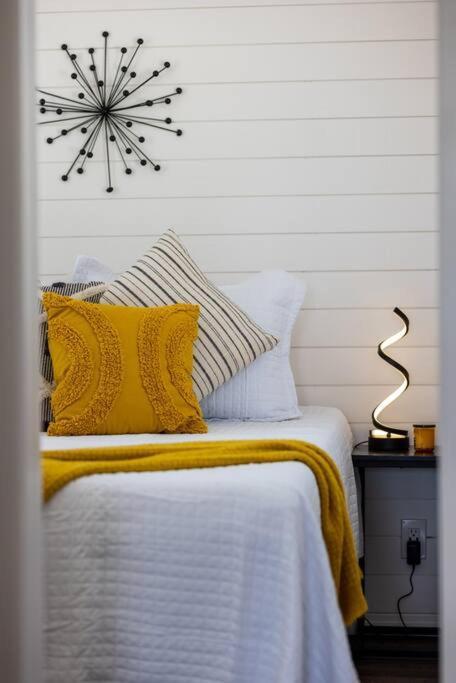 New The Yellow Beacon-Luxury Shipping Container 弗雷德里克斯堡 外观 照片